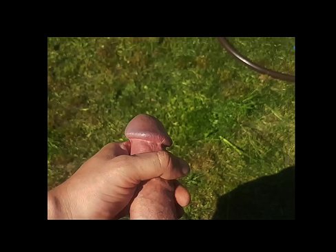 ❤️ Vroča lepotica dobi svojo rožnato pičko, ki jo jebe, in se zraven cmeri s curkom na poletnem vrtu ❤ Fucking video na sl.mrpornogratis.ru ️❤